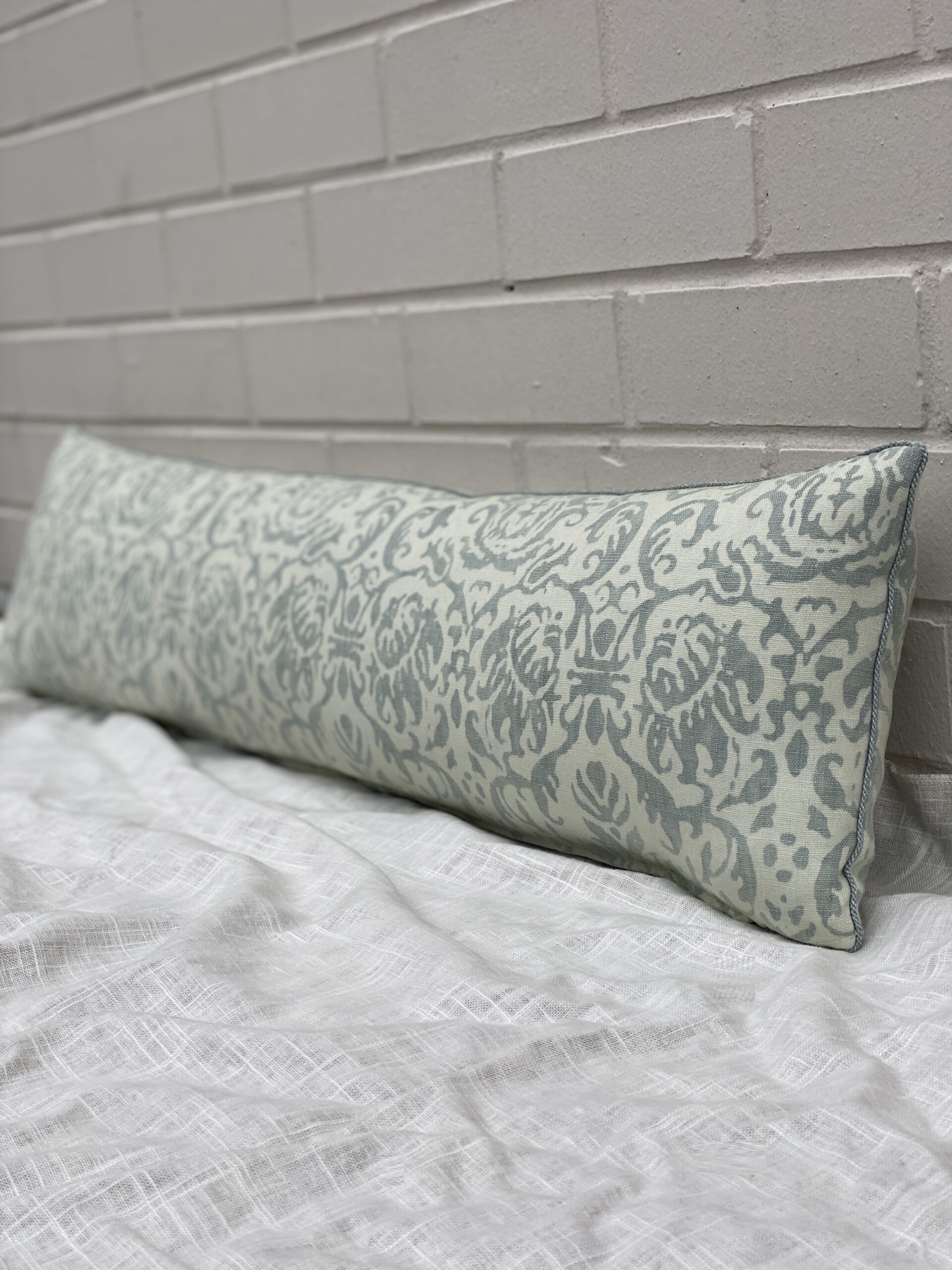 Le Gracieux Lumbar Pillow